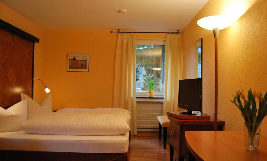 Waldhotel Im Wiesengrund Hürtgenwald Buitenkant foto